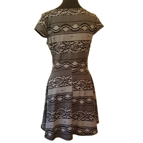 Vibe Sportswear Casual Dress Black & White Geometric Print Cap Sleeve Size L - Picture 3 of 5